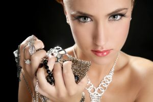 woman_golden_Jewelry