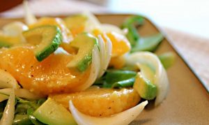 Французький салат з апельсином і авокадо