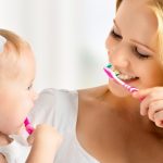 Як привчити малюка чистити зубки?